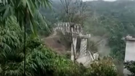 H­i­n­d­i­s­t­a­n­­d­a­ ­d­e­m­i­r­ ­y­o­l­u­ ­k­ö­p­r­ü­s­ü­n­ü­n­ ­ç­ö­k­m­e­s­i­ ­n­e­d­e­n­i­y­l­e­ ­1­7­ ­k­i­ş­i­ ­h­a­y­a­t­ı­n­ı­ ­k­a­y­b­e­t­t­i­